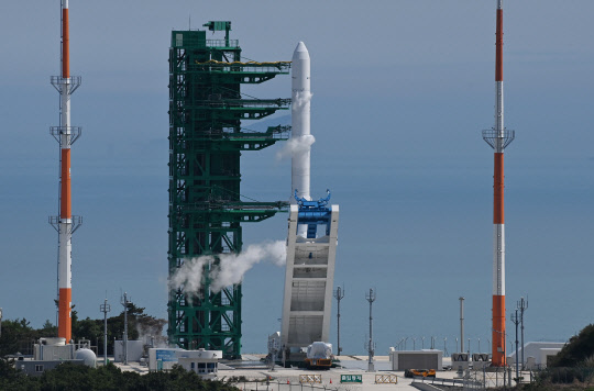 한국형 발사체 누리호(KSLV-Ⅱ)의 2차 발사일인 21일 전남 고흥군 나로우주센터 발사대에 거치된 누리호에서 기립 장치가 분리되고 있다.  [사진공동취재단]
